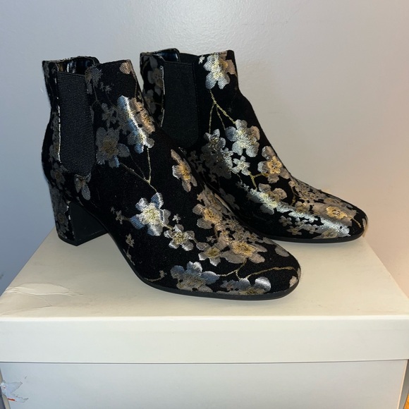 NWT/NIB Anne Klein Akgorgia slip on ankle boots size 7. Silver & gold flowers - Picture 4 of 14